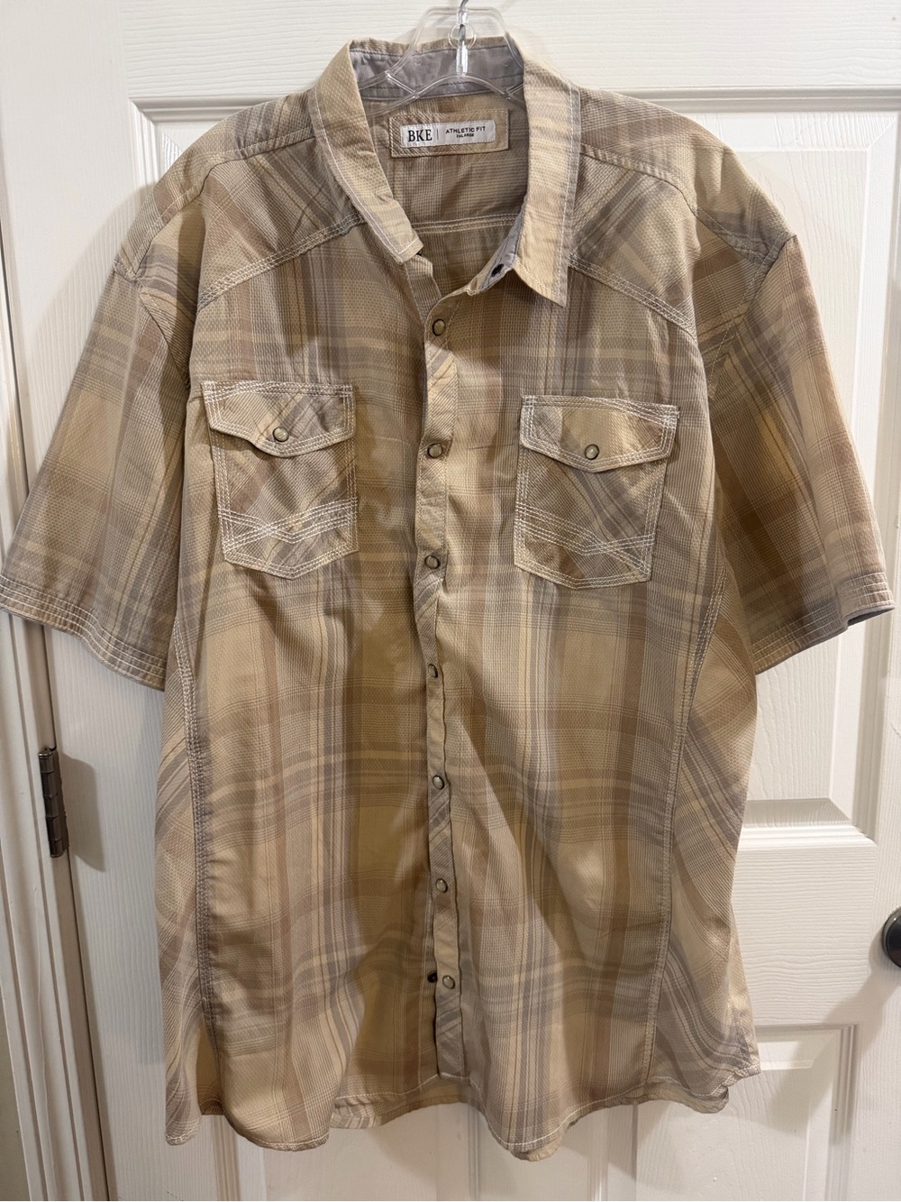 BKE Men's Beige Plaid Short Sleeve Button-Up Shirt With Pearl Snap Buttons